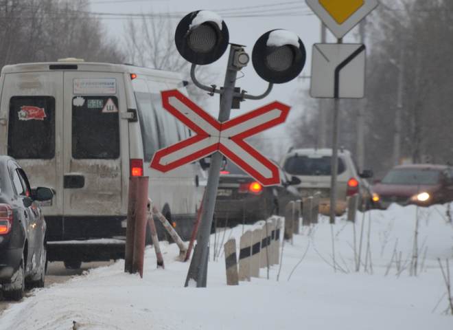 В Рязанской области легковушка попала под электричку, погибли трое