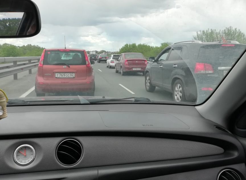На Солотчинском шоссе образовалась огромная пробка