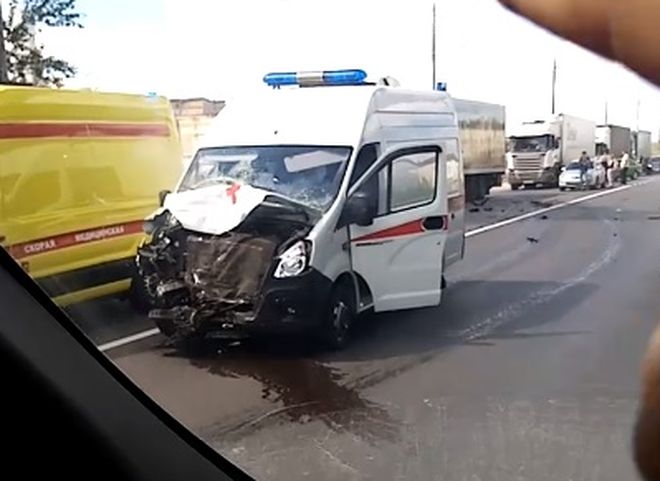 Опубликовано новое видео с места массовой аварии на трассе М5 в Рязани