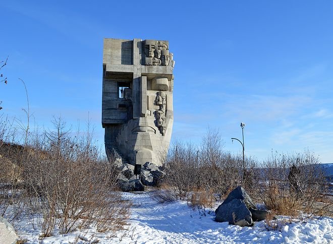 В Магадане вандалы осквернили памятник «Маска скорби»