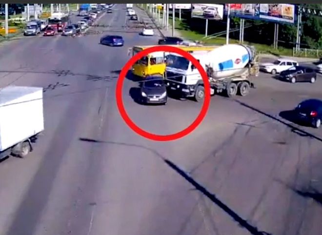 На Московском шоссе иномарка дрифтовала перед бетономешалкой (видео)