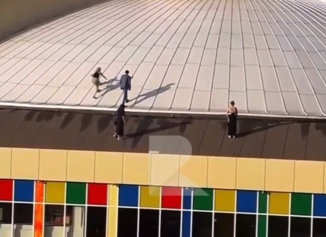 В Рязани группа молодых людей забралась на крышу цирка
