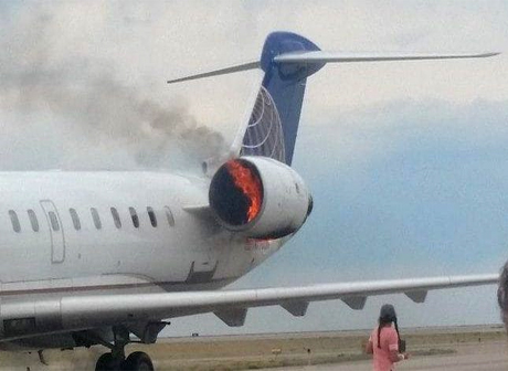 В США аварийно сел самолет с горящим двигателем