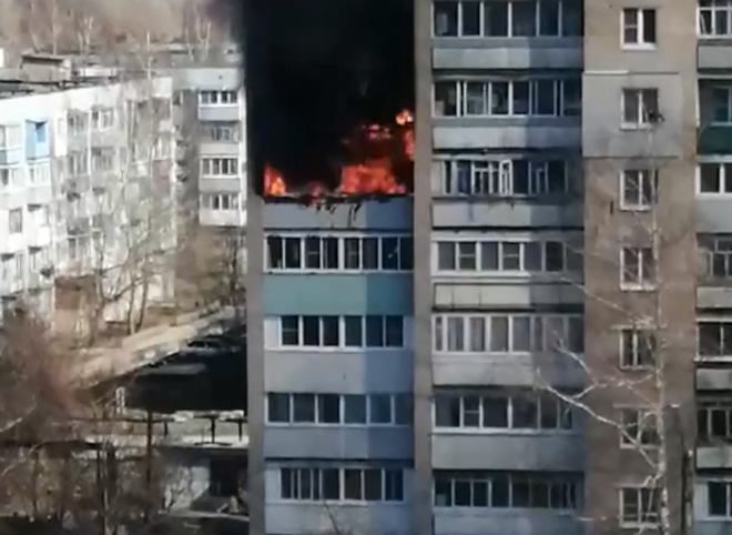 На улице Забайкальской вспыхнул пожар в многоэтажке (видео)