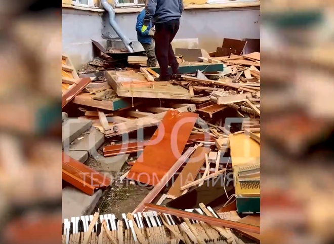 Из окна рязанского филиала МГИК выбросили около 20 музыкальных инструментов