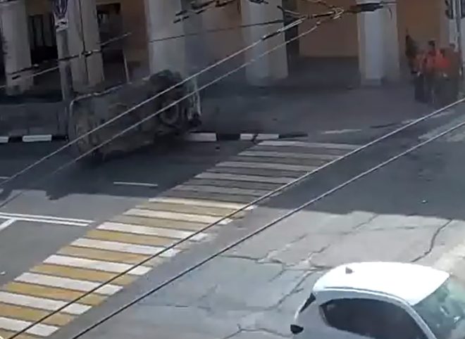 Момент ДТП с перевернувшейся на улице Свободы иномаркой попал на видео