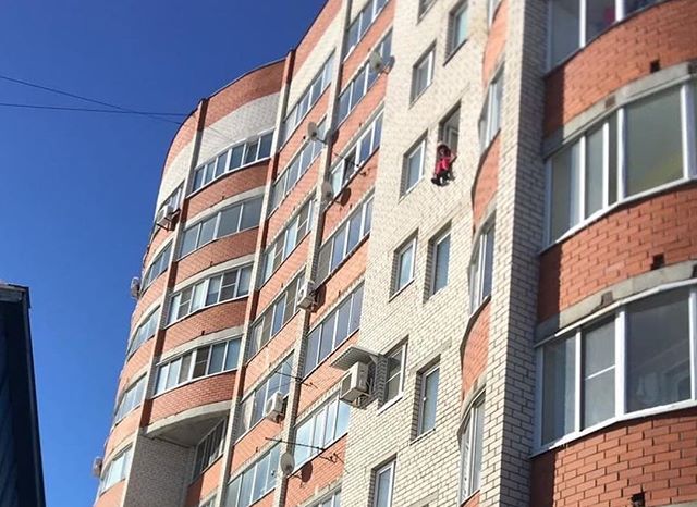 Пенсионерку, которая залезла на окно многоэтажки в Рязани, спасли