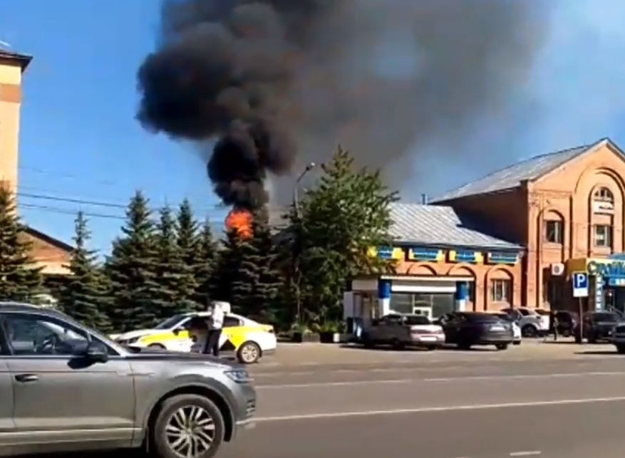 Пожар в посаде сегодня. Пожар ЗОМЗ Сергиев Посад. Пожар Сергиев Посад сейчас. Сергиев Посад горит сейчас. Пожар в Дикси в Сергиевом Посаде.