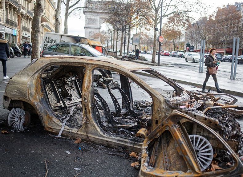 Франция пошла на уступки «желтым жилетам» после беспорядков в Париже