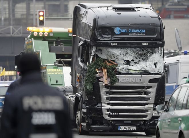 СМИ: исполнитель теракта в Берлине все еще на свободе
