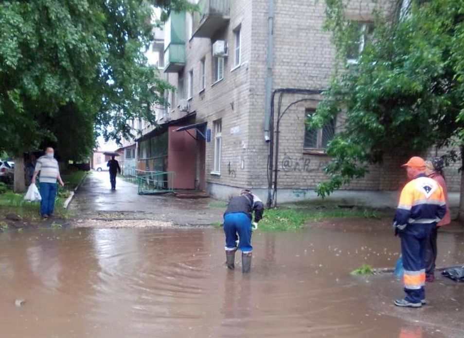 После обильного дождя в Рязани начали прочищать ливневки