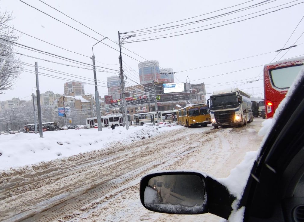 Застрявшие в снегу фуры парализовали движение в Дашково-Песочне
