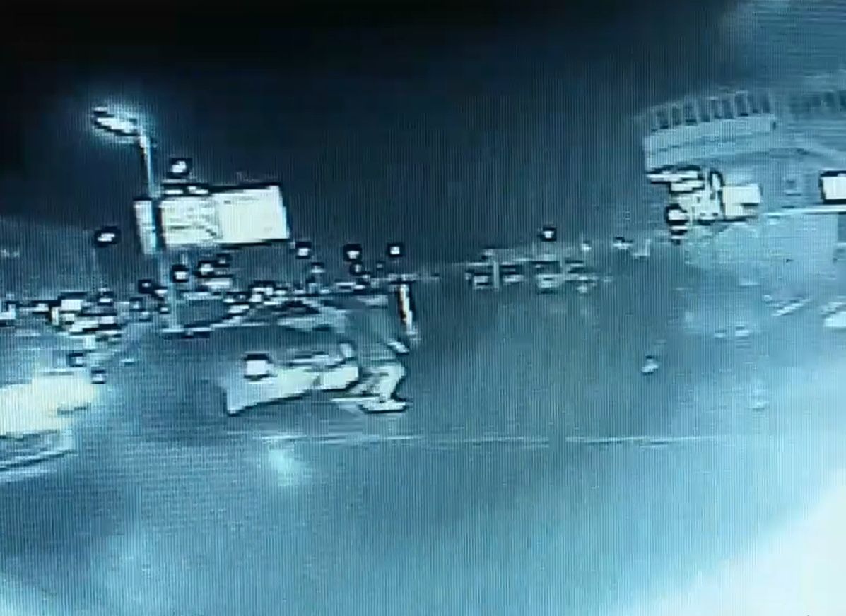 Наезд на женщину-пешехода у ТРК «Полетаевский» попал на видео