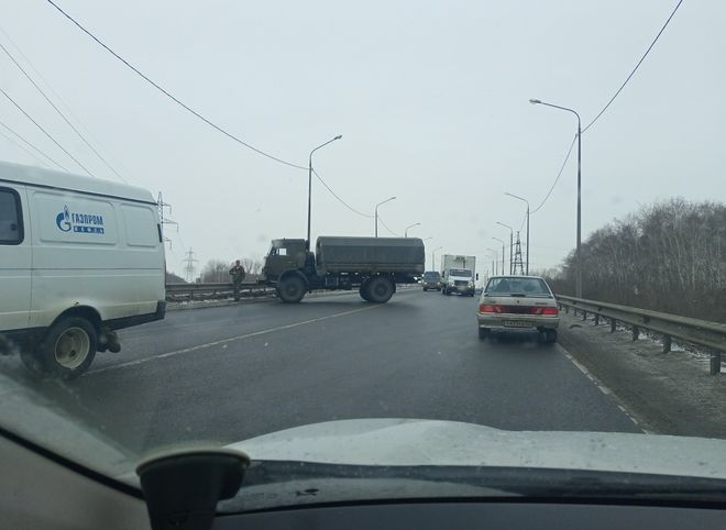 Военный КАМАЗ заблокировал движение на Южной окружной