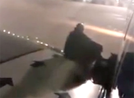 Польский турист выбрался на крыло самолета в аэропорту Малаги (видео)