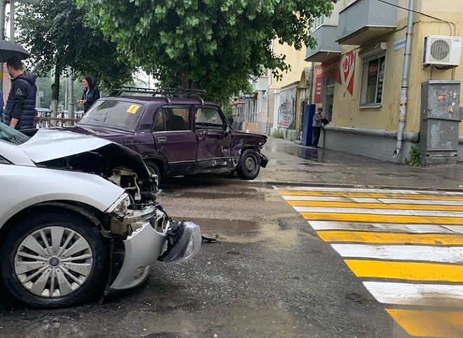 На улице Циолковского столкнулись три автомобиля