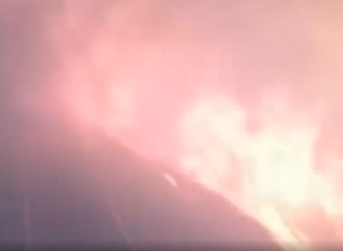 В Хабаровском крае поезд проехал сквозь пламя лесного пожара (видео)