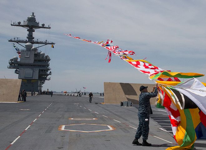 ВМС США приняли на вооружение самый дорогой военный авианосец мира