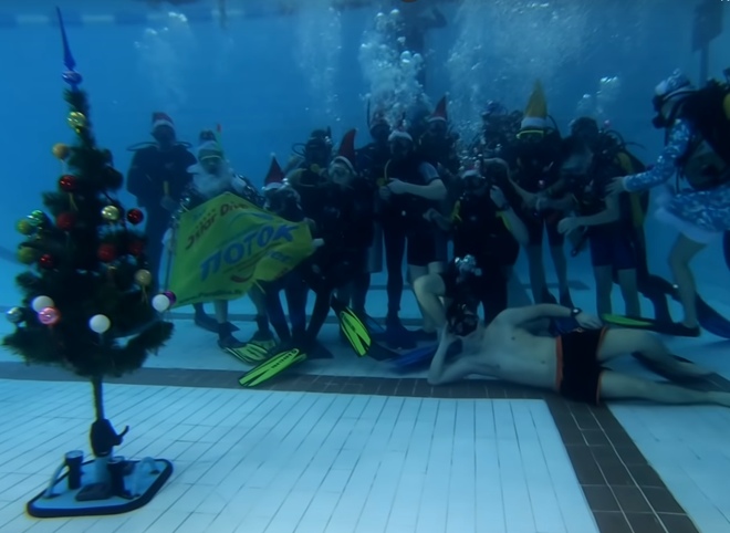 Рязанцы устроили новогодний корпоратив под водой (видео)