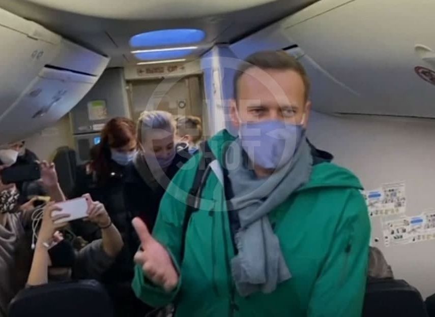 Навальный сел на самолет в Москву