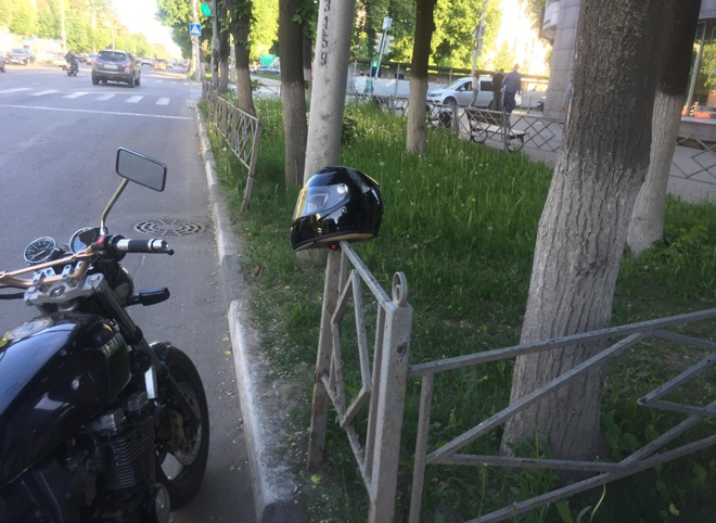 На улице Дзержинского опрокинулся мотоциклист без прав