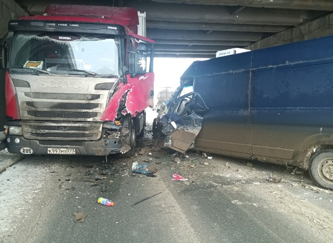 ДТП под мостом на Михайловском шоссе парализовало движение