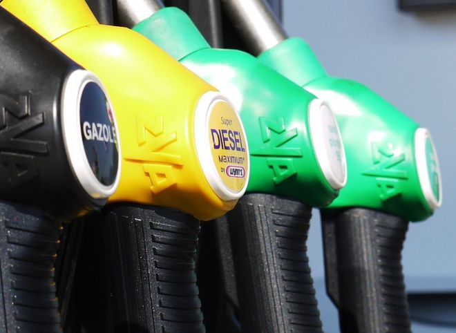 СМИ сообщили о введенных нефтекомпаниями скрытых наценках на бензин