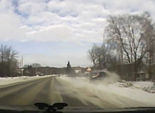 Видео: на трассе Рязань-Ряжск иномарка после заноса вылетает в кювет