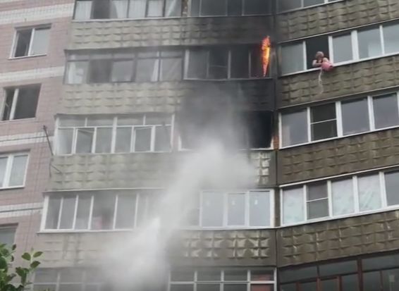 Опубликовано видео крупного пожара в рязанской многоэтажке