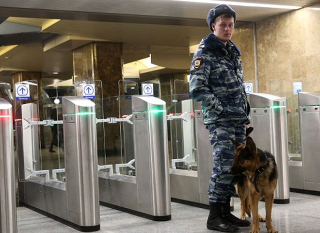 В московском метро задержали пять человек со следами взрывчатки на руках