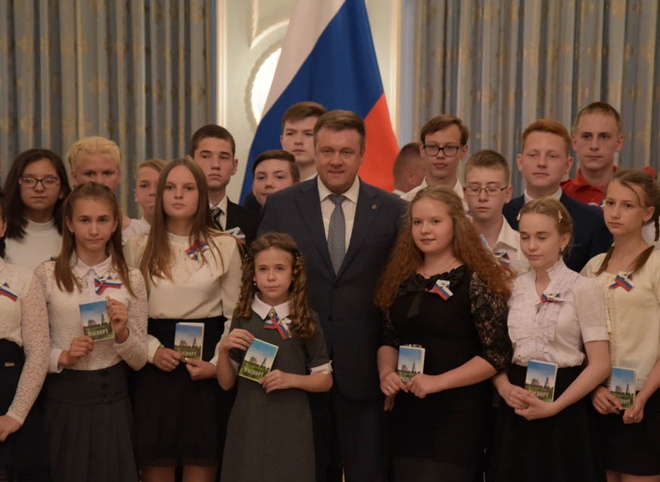 Губернатор Николай Любимов вручил паспорта юным рязанцам