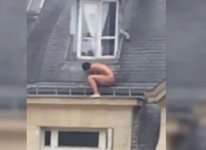 Прятавшийся на крыше обнаженный мужчина озадачил интернет-пользователей (видео)