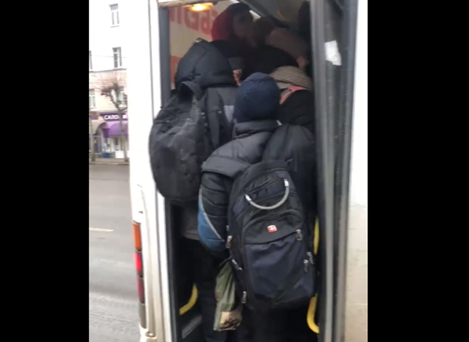 Видео: рязанские школьники «запихиваются» в переполненный автобус №13