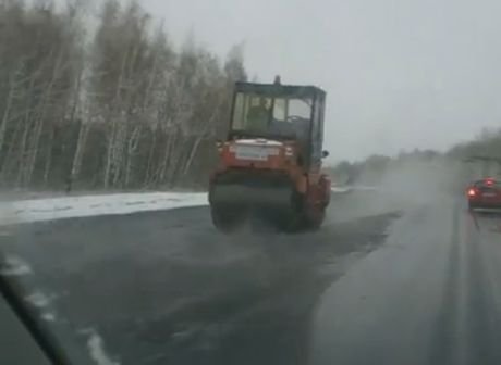 Видео: на трассе под Рязанью асфальт кладут на снег