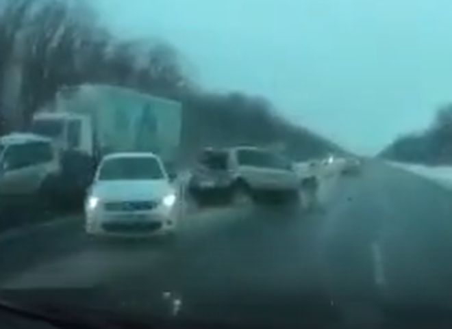 Момент массового ДТП на трассе М5 под Рыбным попал на видео