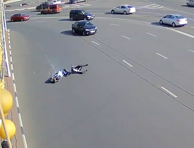«Поскользнувшийся» на площади Ленина мотоциклист попал на видео