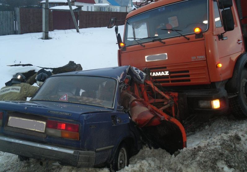 Пассажир «семерки» погиб в ДТП со снегоуборочным КАМАЗом