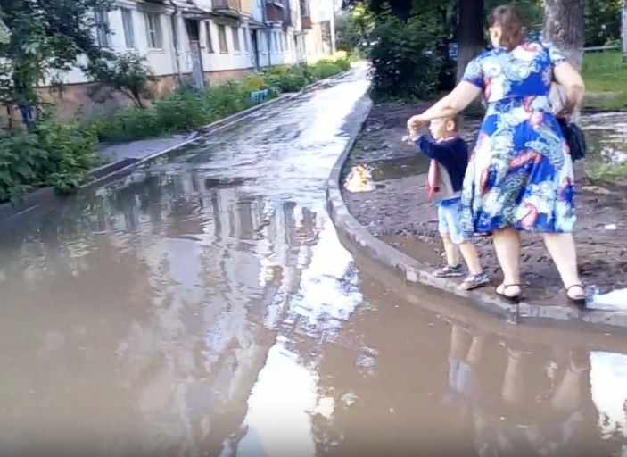 Видео: рязанцы перебираются через огромную лужу на улице Черновицкой