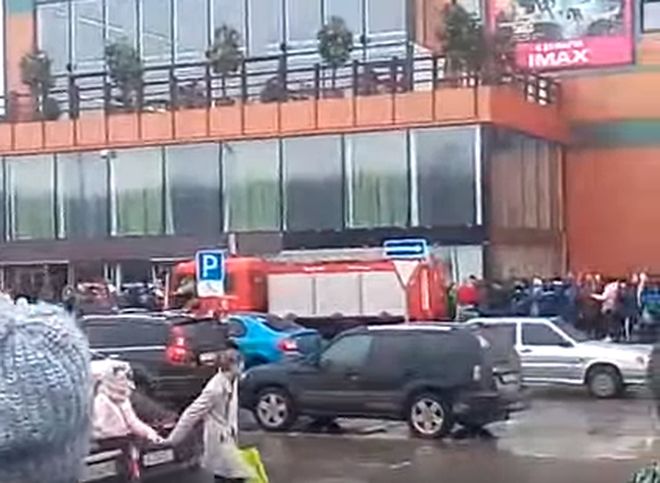 В сети появилось видео эвакуации ТРЦ «Премьер»