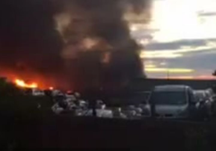 Более 170 машин одновременно сгорели в Британии (видео)