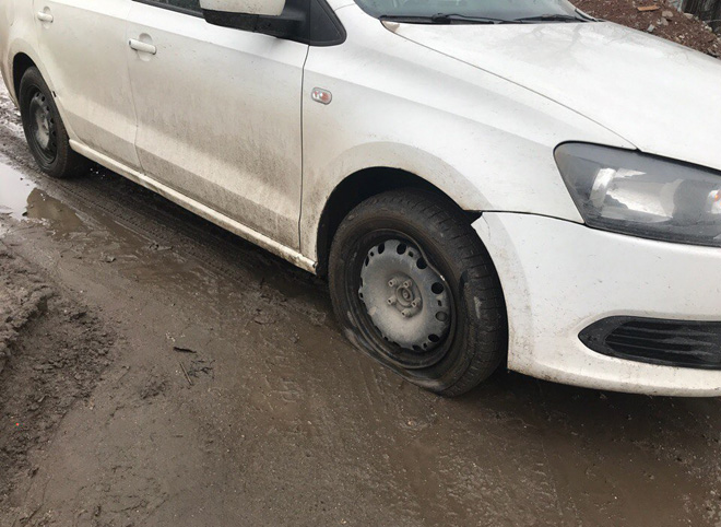 В Рязани 10 водителей пробили колеса своих машин в одной яме