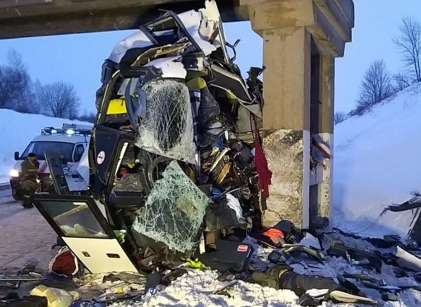 Водитель автобуса, врезавшегося в опору моста под Рязанью, погиб