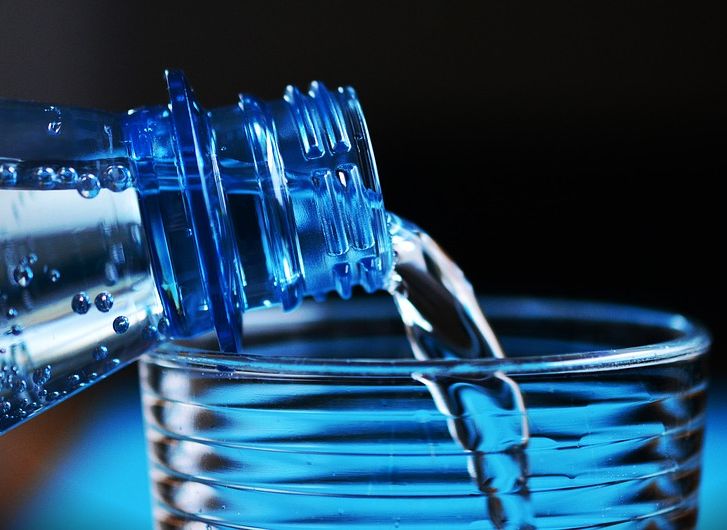 Ученые подсчитали, сколько пластика «выпивают» люди вместе с водой