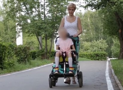 В Рязани мать ребенка-инвалида через суд добилась получения коляски нужного размера