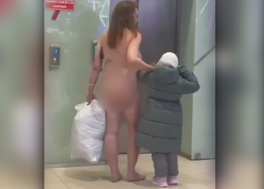 Абсолютно голая женщина с ребенком шокировала посетителей ТЦ