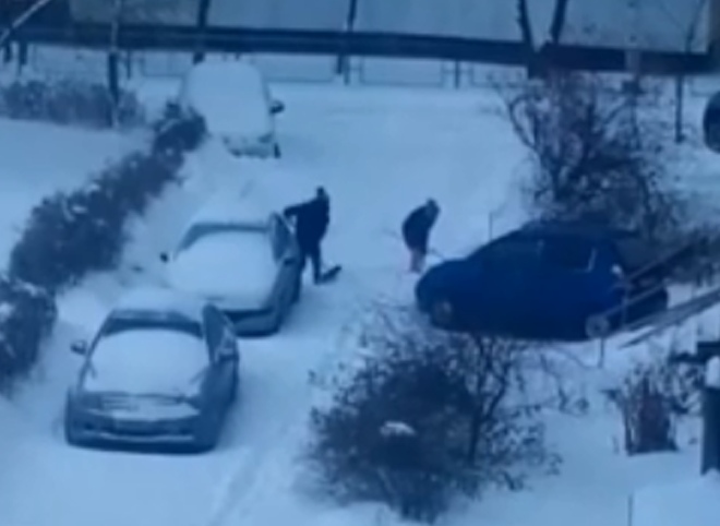 В Рязани засняли девушек, «разгребающих город» от снега