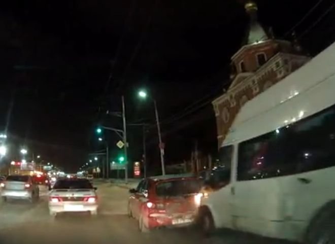 Видео: у ТД «Барс на Московском» маршрутка въехала в иномарку