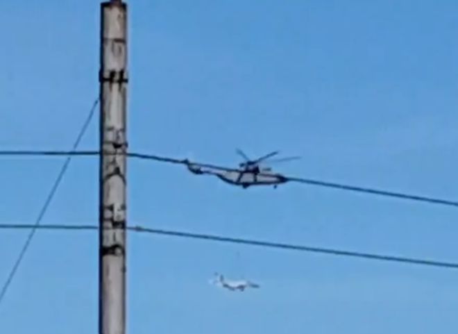 В Рязани засняли вертолет, который «буксирует» самолет