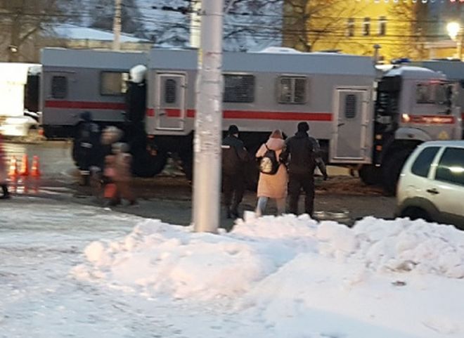 Корреспондента YA62.ru задержали на площади Победы