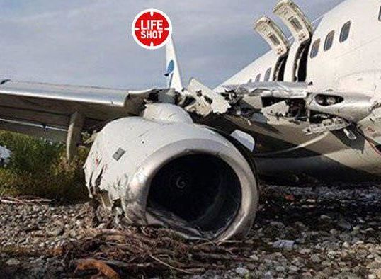 Опубликовано видео аварийной посадки Boeing 737 в Сочи